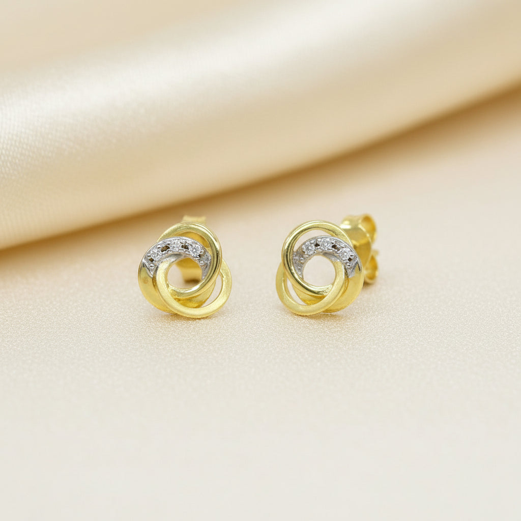 Vergoldete Ohrstecker mit ineinander verschlungenen Ringen und kleinen Zirkonia-Steinen 