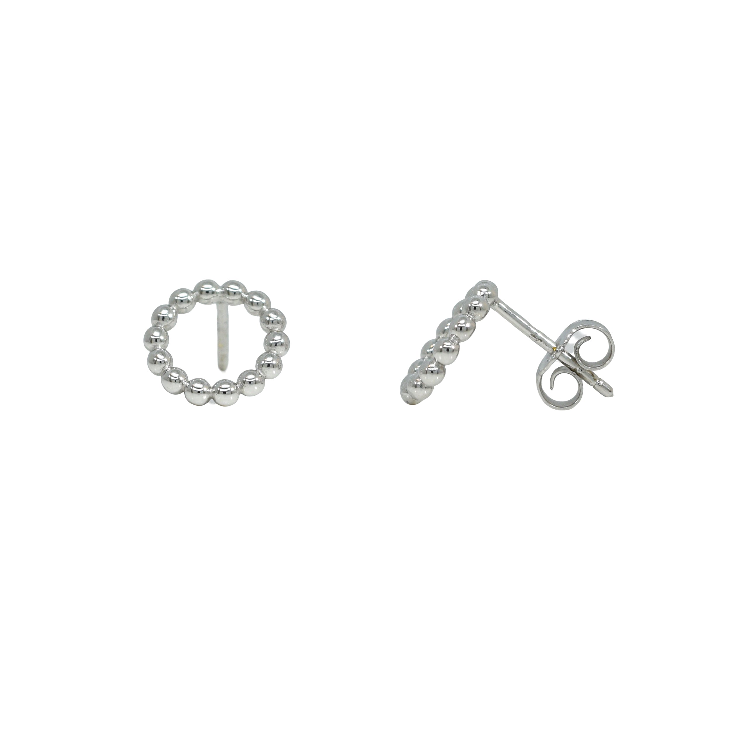 Silberne Ohrstecker in Form eines Kreises aus kleinen Kügelchen.

