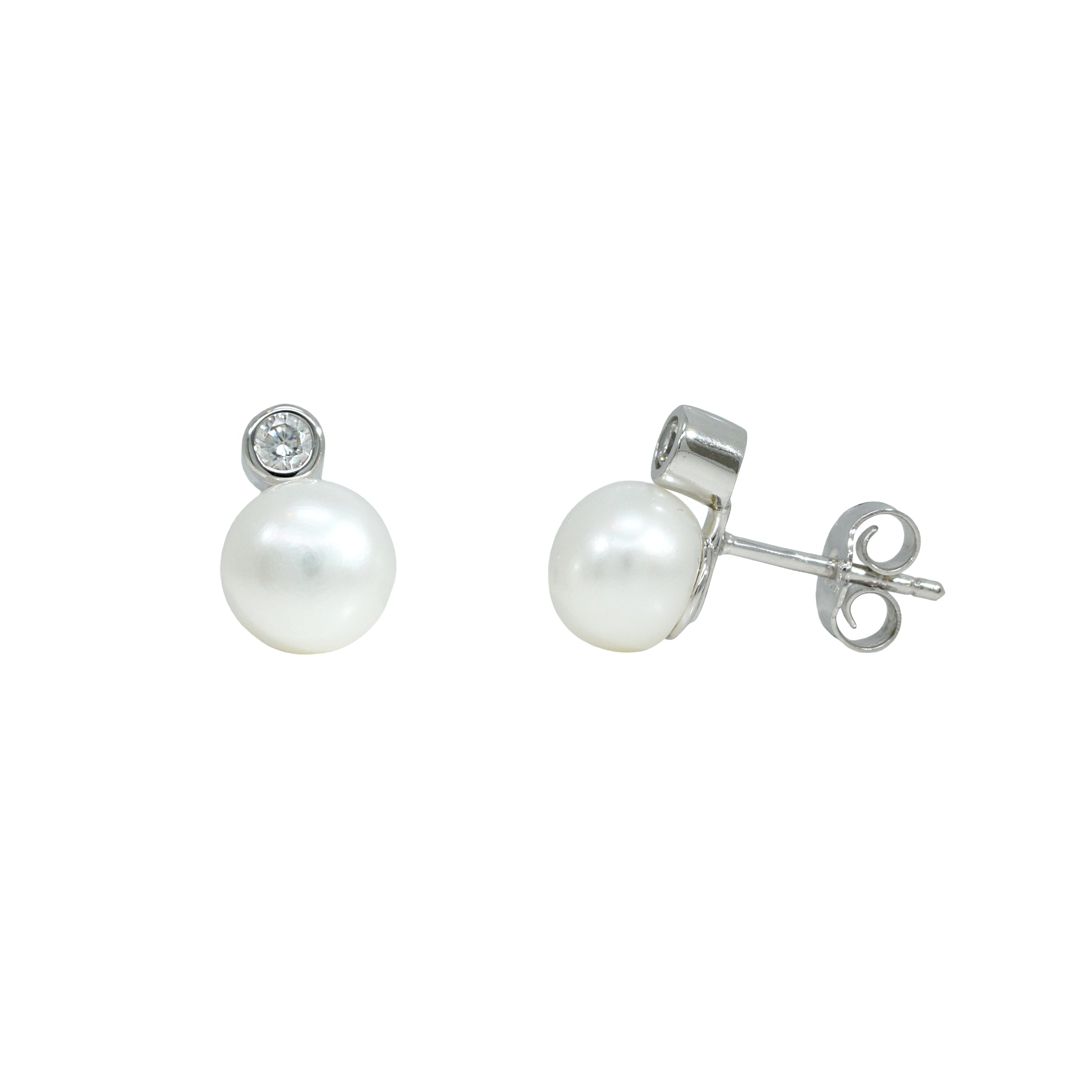 Silberne Ohrstecker mit einer weißen Perle und einem kleinen runden Zirkonia-Stein darüber.

