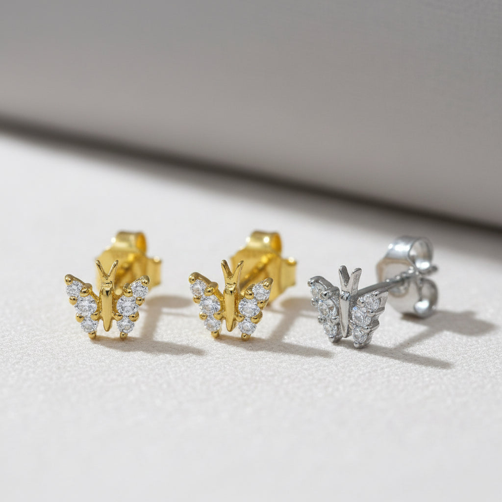 Silberne Schmetterlings-Ohrstecker mit funkelnden Zirkonia-Steinen an den Flügeln.

