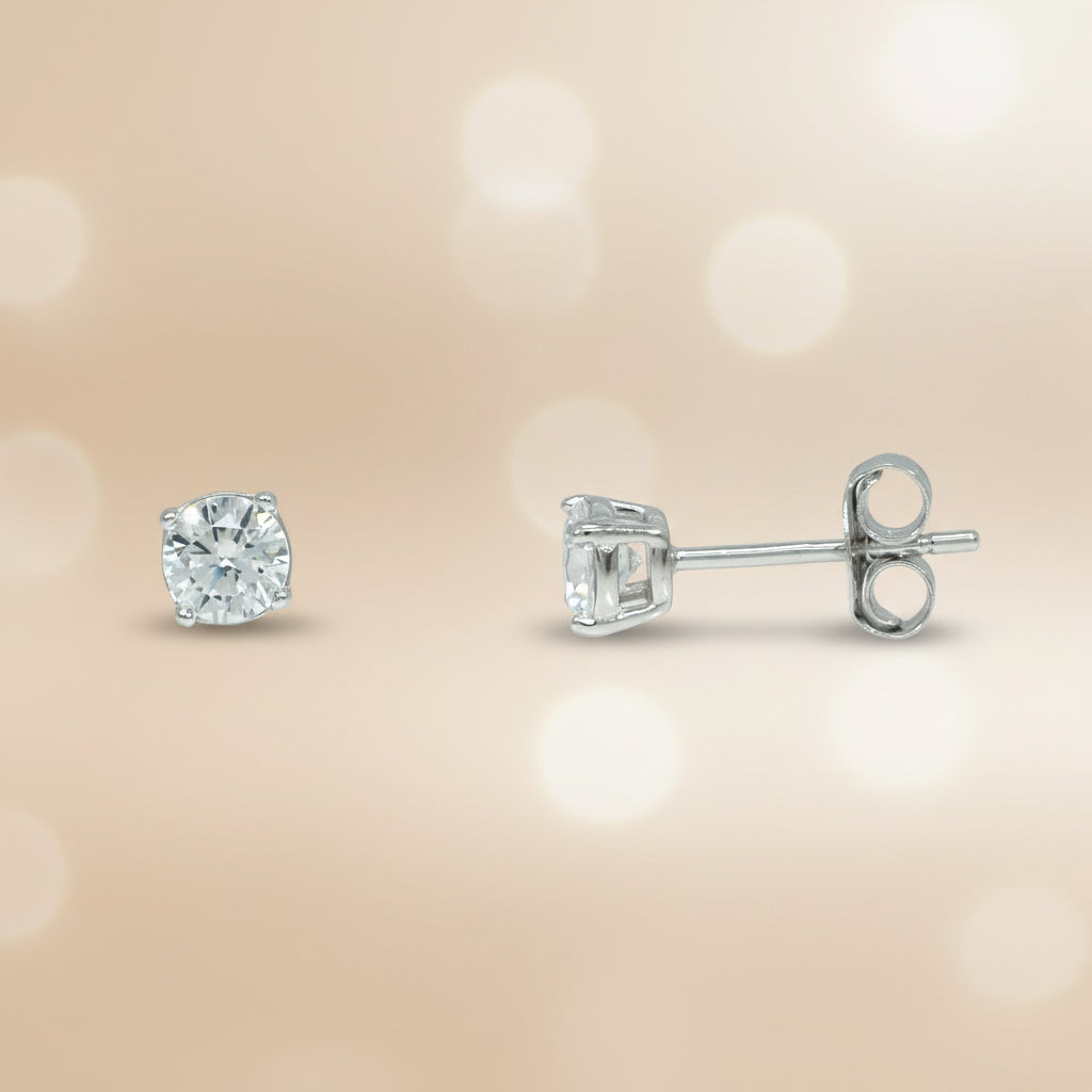 Silberne Ohrstecker mit einem quadratischen Zirkonia-Stein in vier Krappen gefasst.

