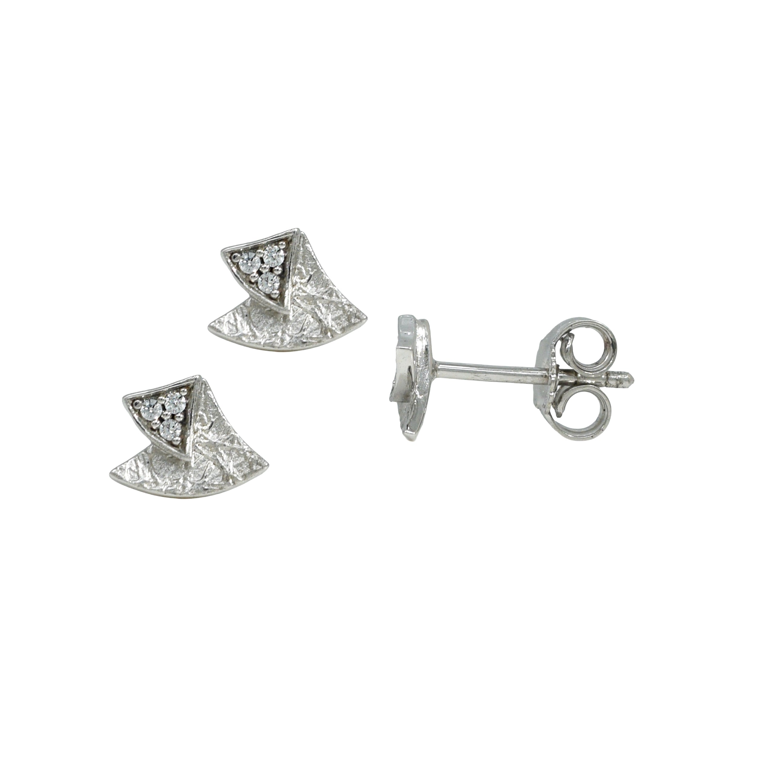 Silberne Ohrstecker in gefalteter Fächerform, mit drei kleinen Zirkonia-Steinen im oberen Bereich und einer texturierten Oberfläche.