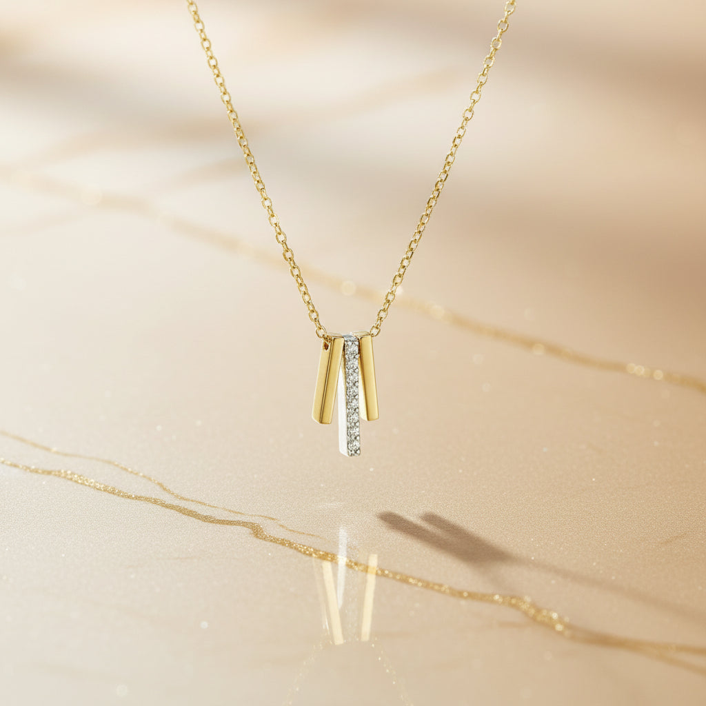 Detailaufnahme der drei Anhänger, Gold und Zirkonia, an einer feinen Goldkette