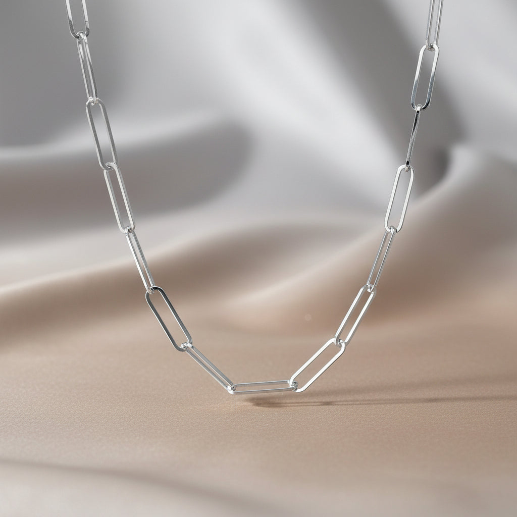 Silberkette mit rechteckigen Gliedern in moderner Gliederstruktur

