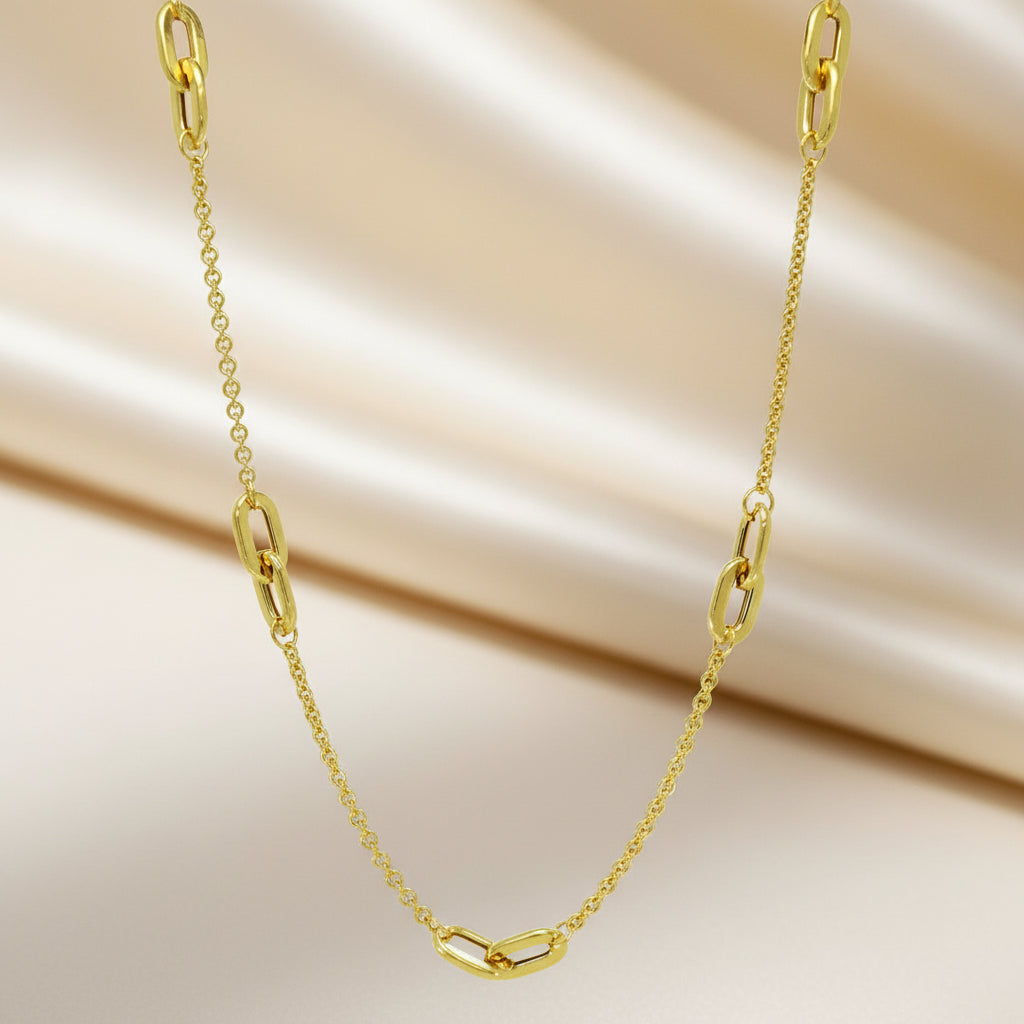 Vergoldete Silberkette mit abwechselnden Gliederelementen und feinen Kettengliedern

