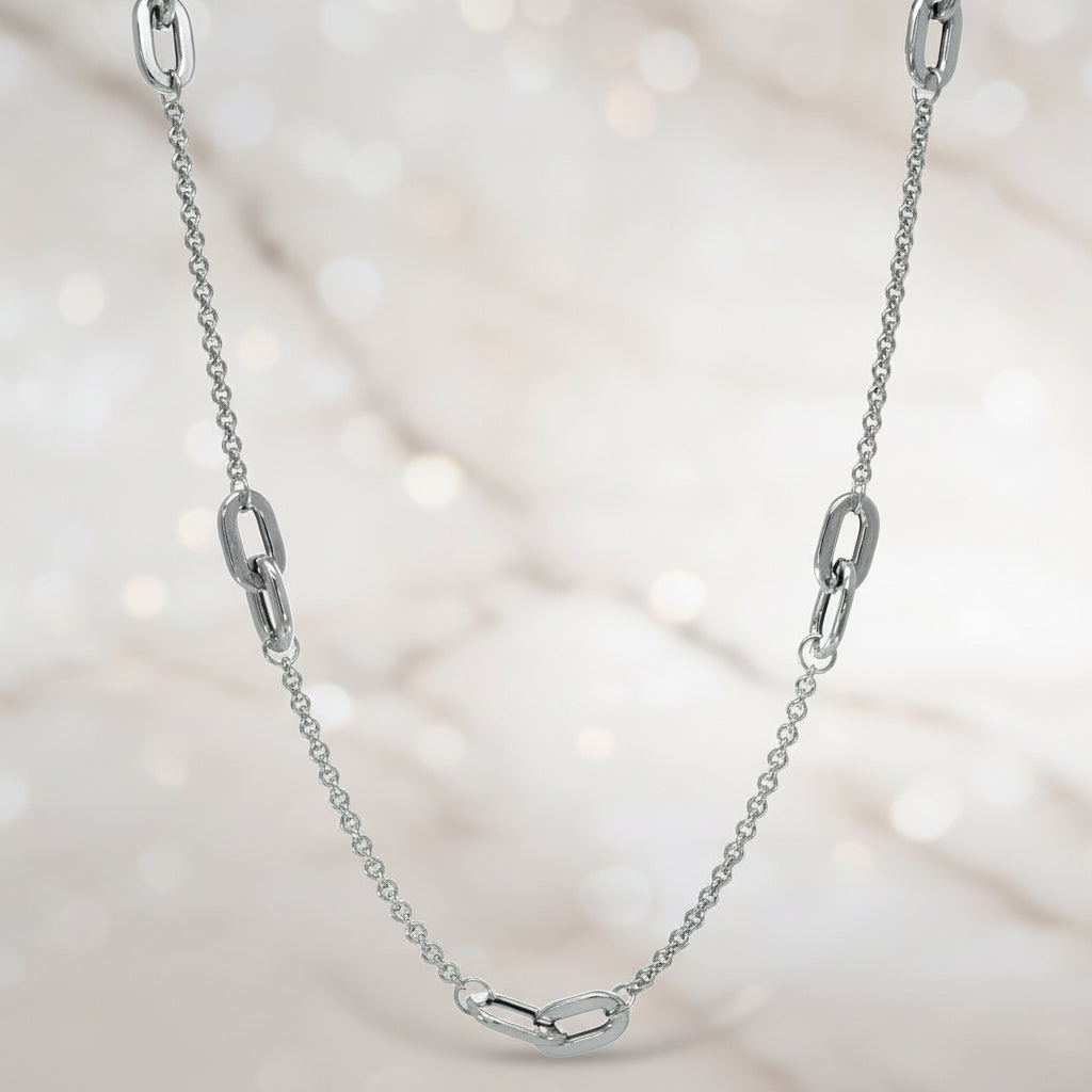 Silberkette mit Gliederelementen und feiner Kettengliederung

