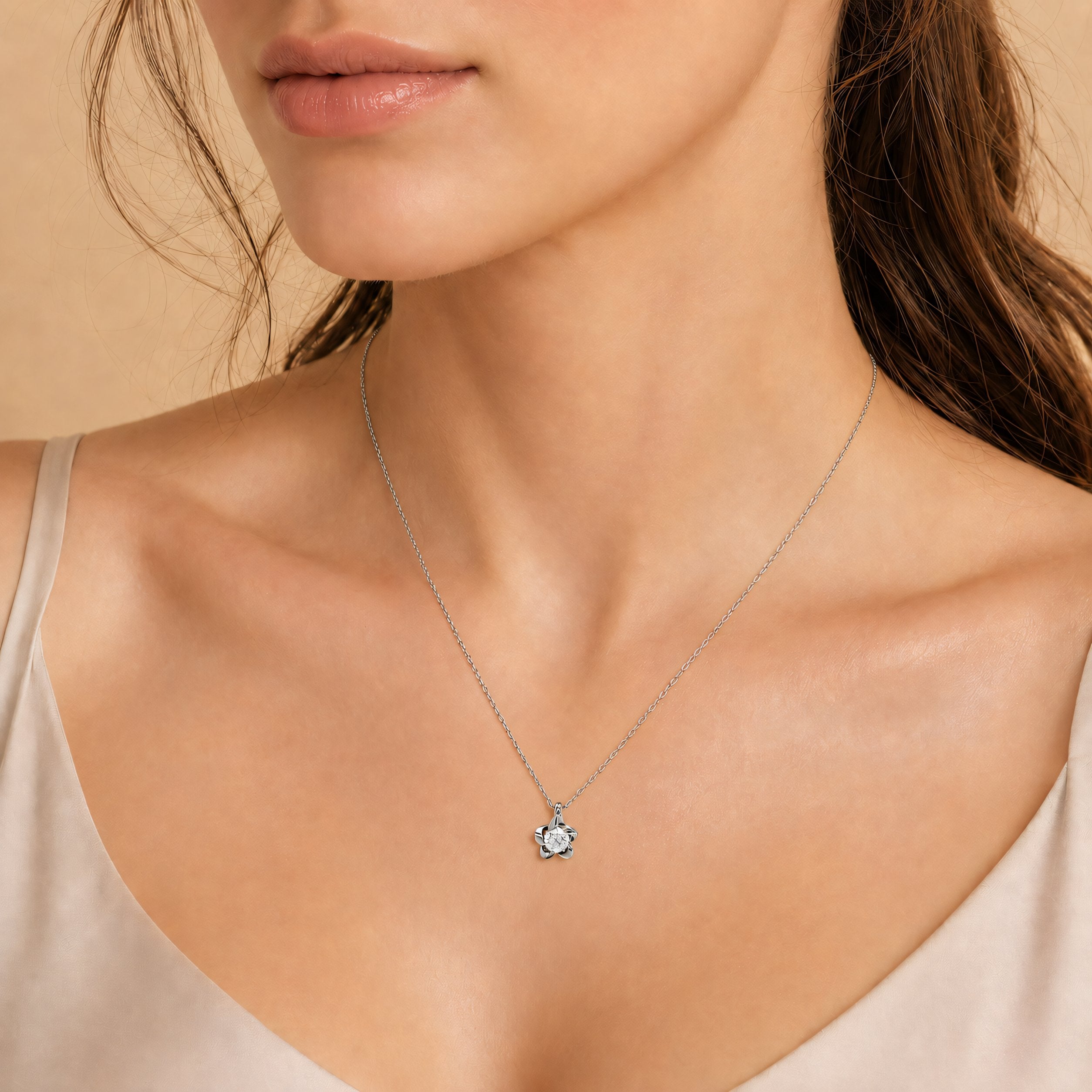 Halsketting van 585 goud met briljant van 0,16 ct en bloemenhanger, om de hals gedragen