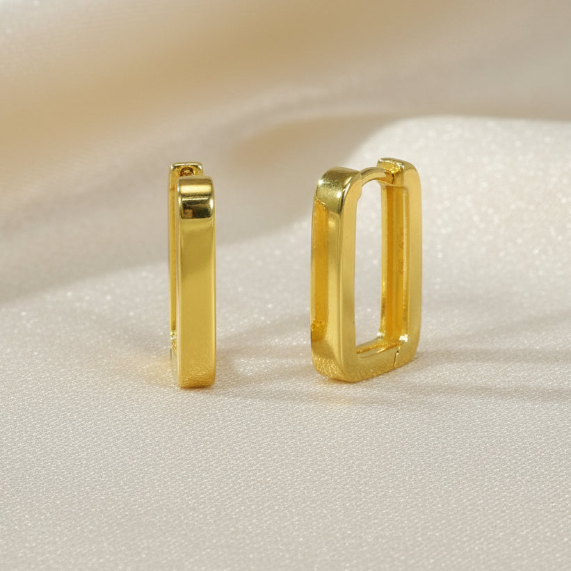 Vergoldete Huggie-Creolen aus 925 Sterling Silber in rechteckiger Form mit glatter, hochglanzpolierter Oberfläche.
