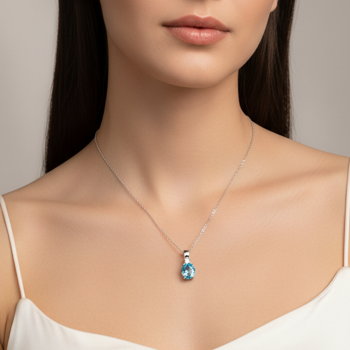 Feines Silbercollier mit blauem Topas-Solitär