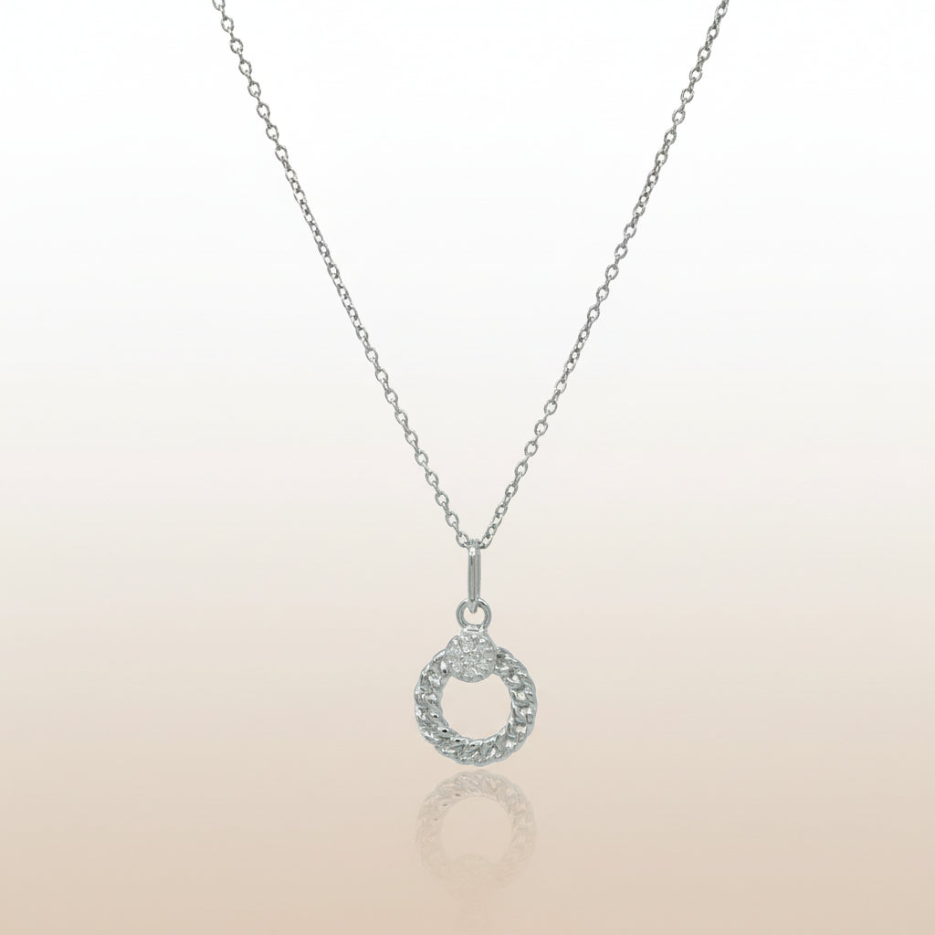 Zartes Silbercollier mit kleinem rundem Anhänger im Panzerketten-Design und funkelndem pavé-besetztem Element vor weißem Hintergrund.