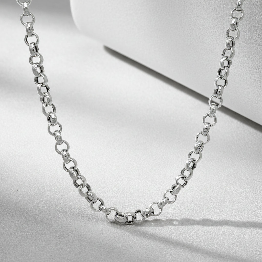 Silberfarbene Gliederkette mit abwechselnd runden und kantigen, polierten Kettengliedern vor weißem Hintergrund.