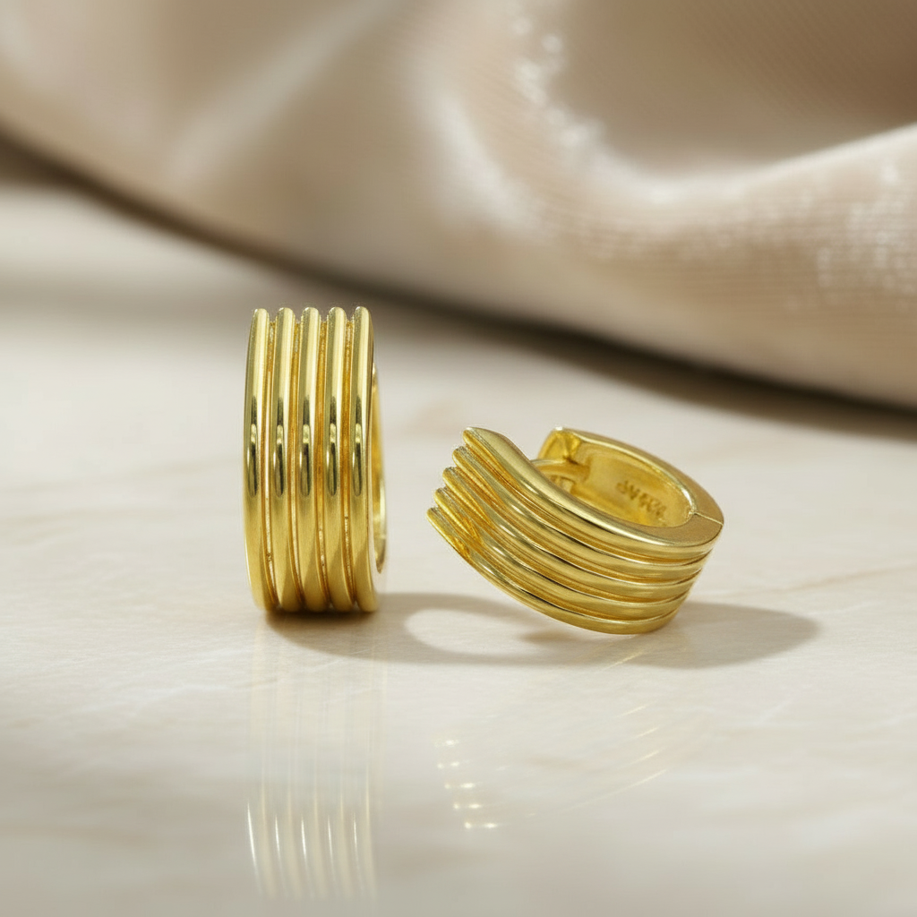 Markante goldfarbene Hoop-Creolen Splendido CRSU27 im mehrreihigen Layer-Design.