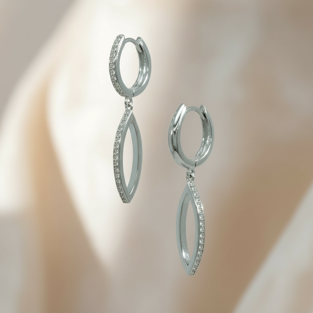 Elegante lange Ohrhänger Splendido CRSU28 mit marquiseförmigem Silberanhänger und klaren Zirkonia-Steinen.