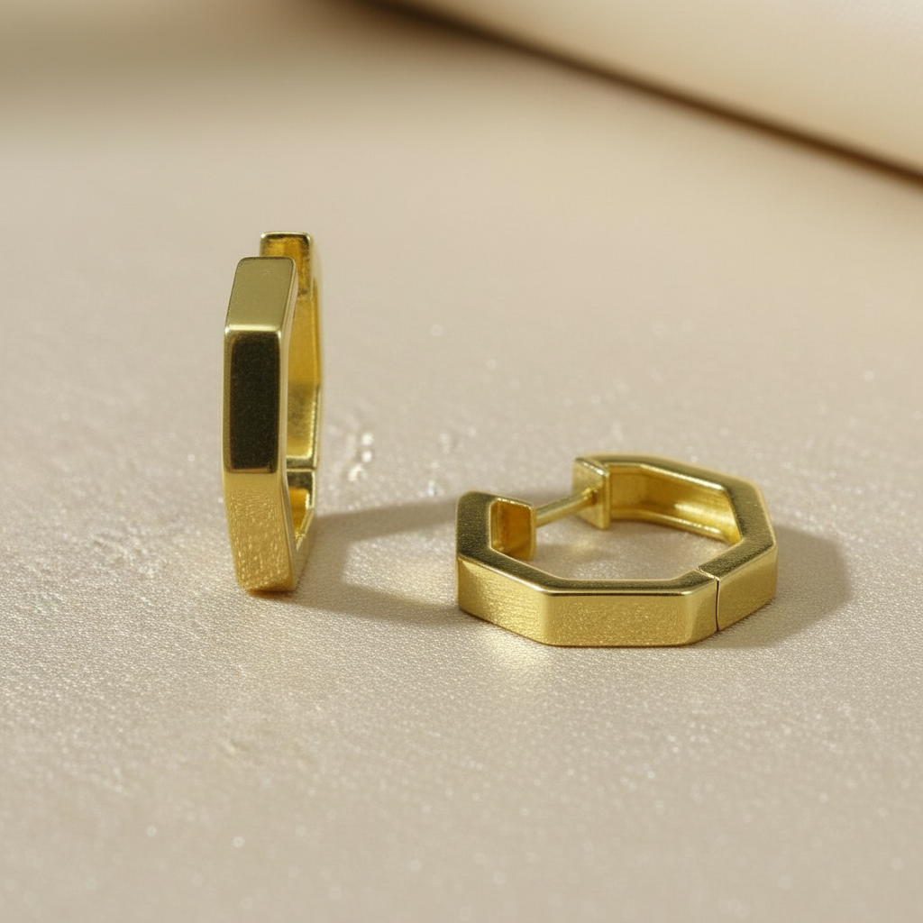 Geometrische goldfarbene Hoop-Creolen Splendido CRSU31 in sechseckiger Form.