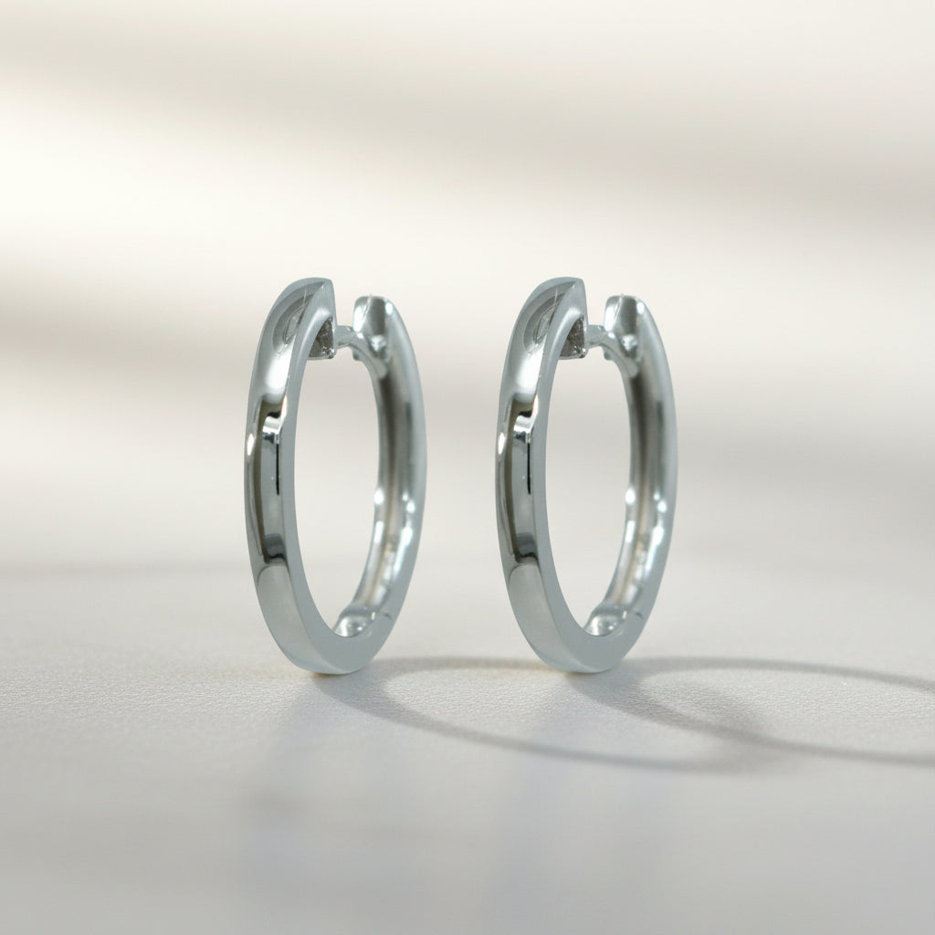 Splendido CRSU32 schmale rhodinierte Creolen aus 925er Sterling Silber mit hochglanzpolierter Oberfläche.