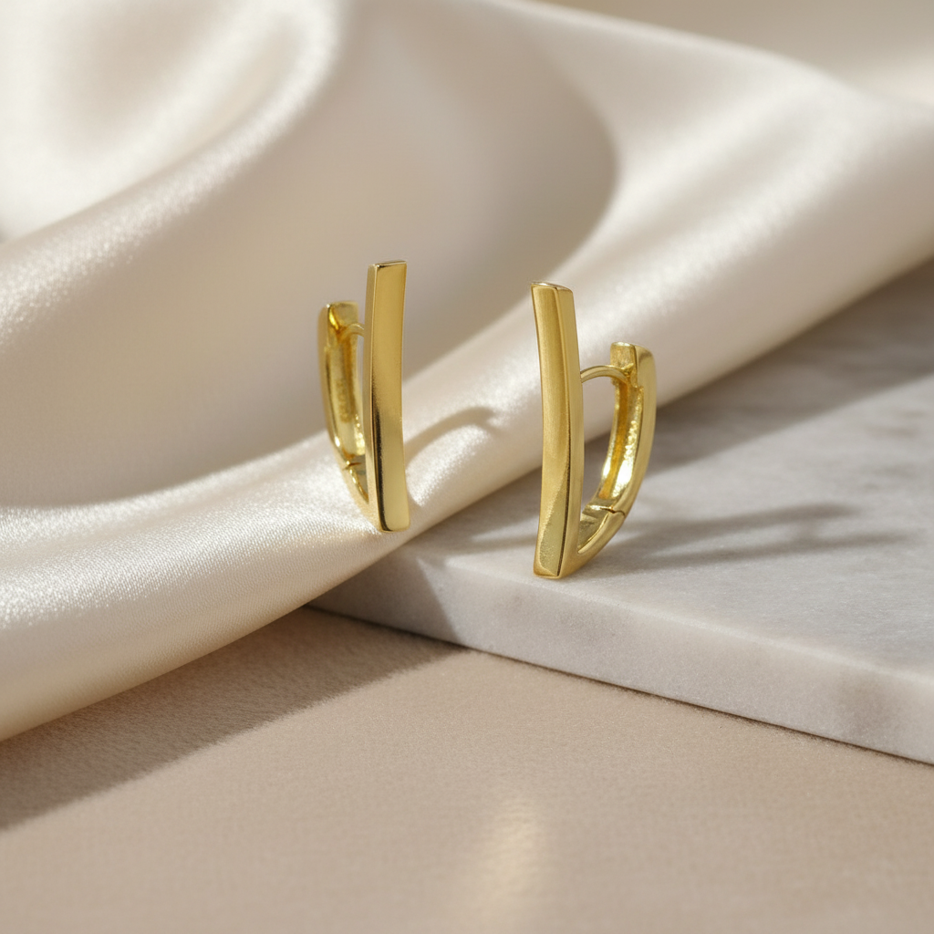 Moderne minimalistische Hoop-Creolen Splendido CRSU37 in goldfarbener, länglicher Form.