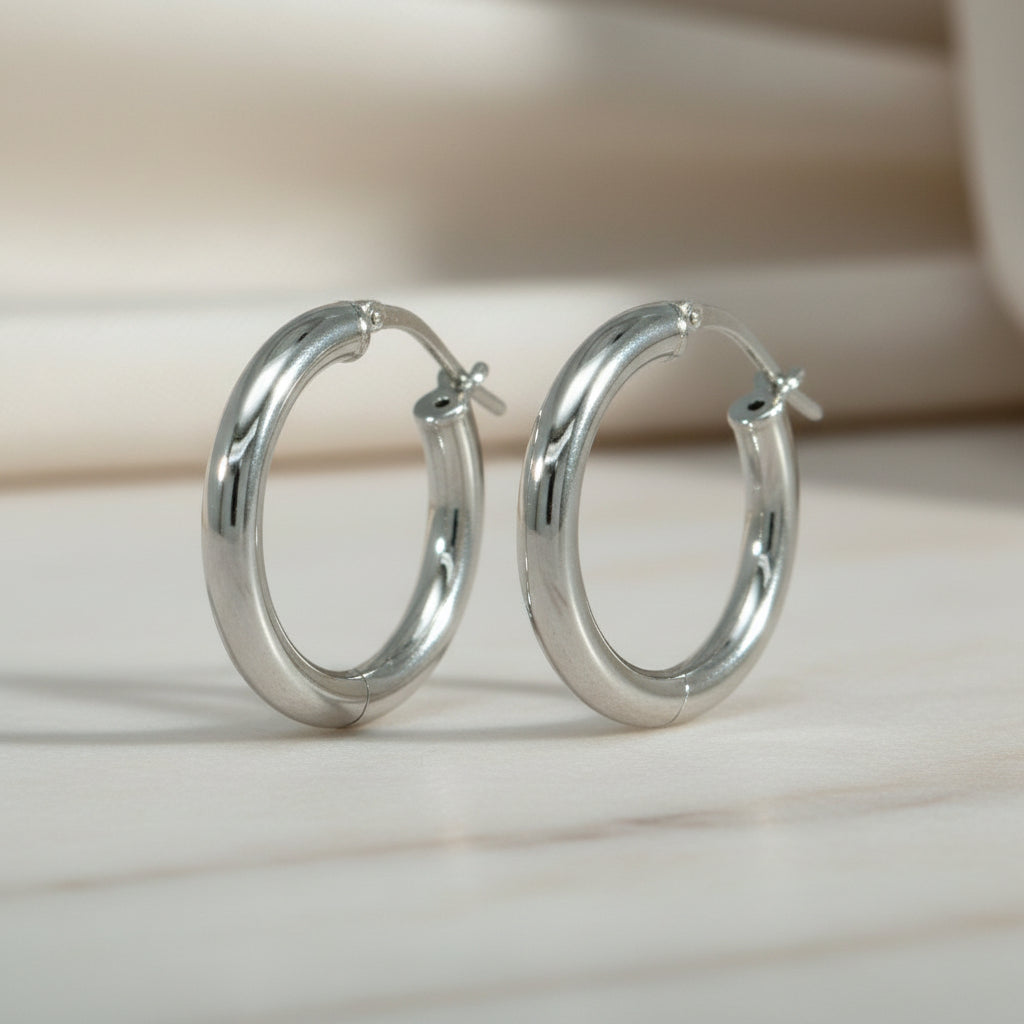 Große rhodinierte Silbercreolen mit rundem, hochglanzpoliertem Profil.