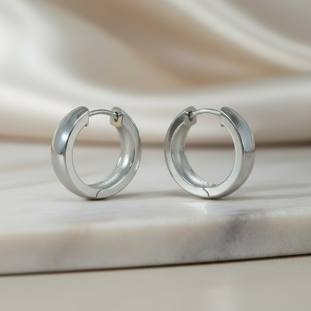 Schlichte 925 Sterling Silber Creolen im minimalistischen Design mit glänzender Front.