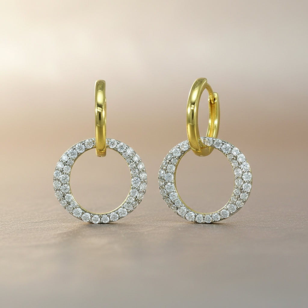 Vergoldete Ohrhänger aus 925 Sterling Silber mit kleiner Creole und rundem pavébesetzten Zirkonia-Kreis.