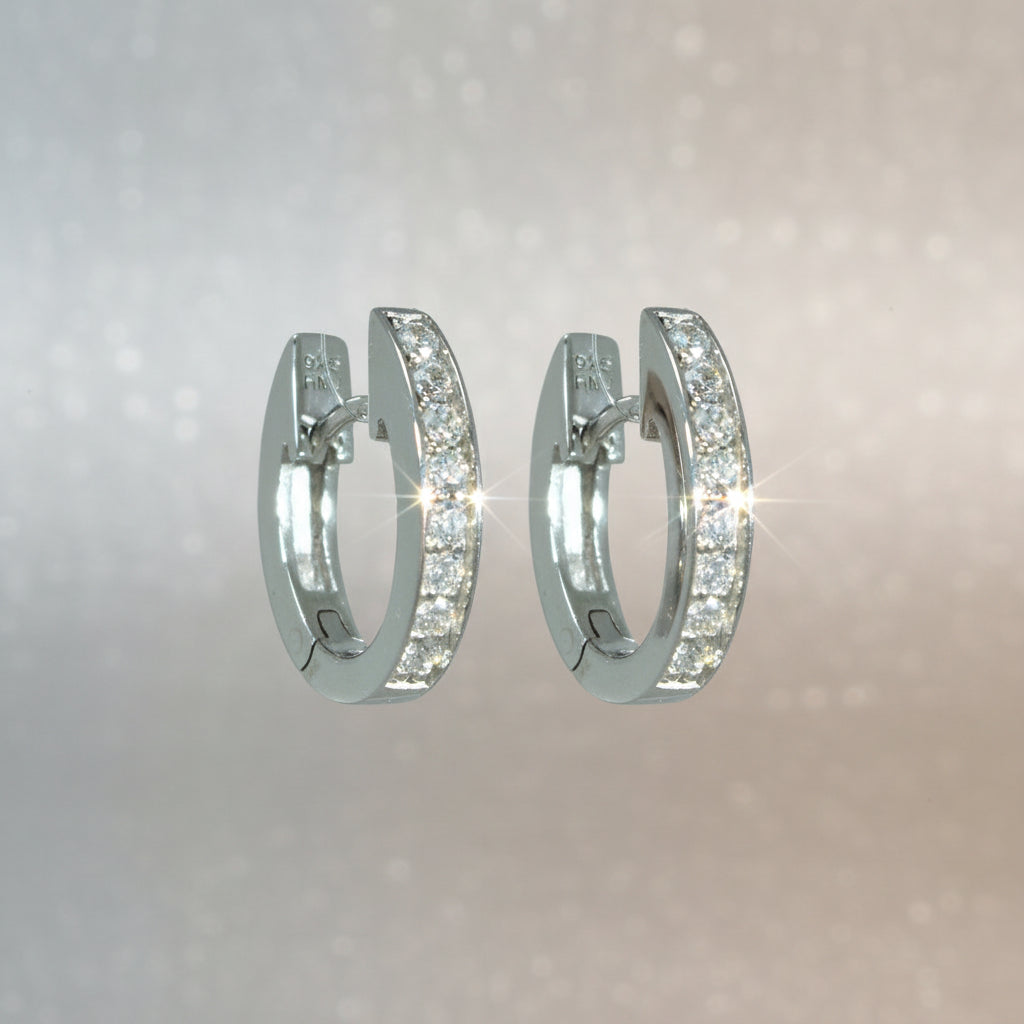 Schmale rhodinierte Silbercreolen mit vollständig zirkoniabesetzter Vorderseite.