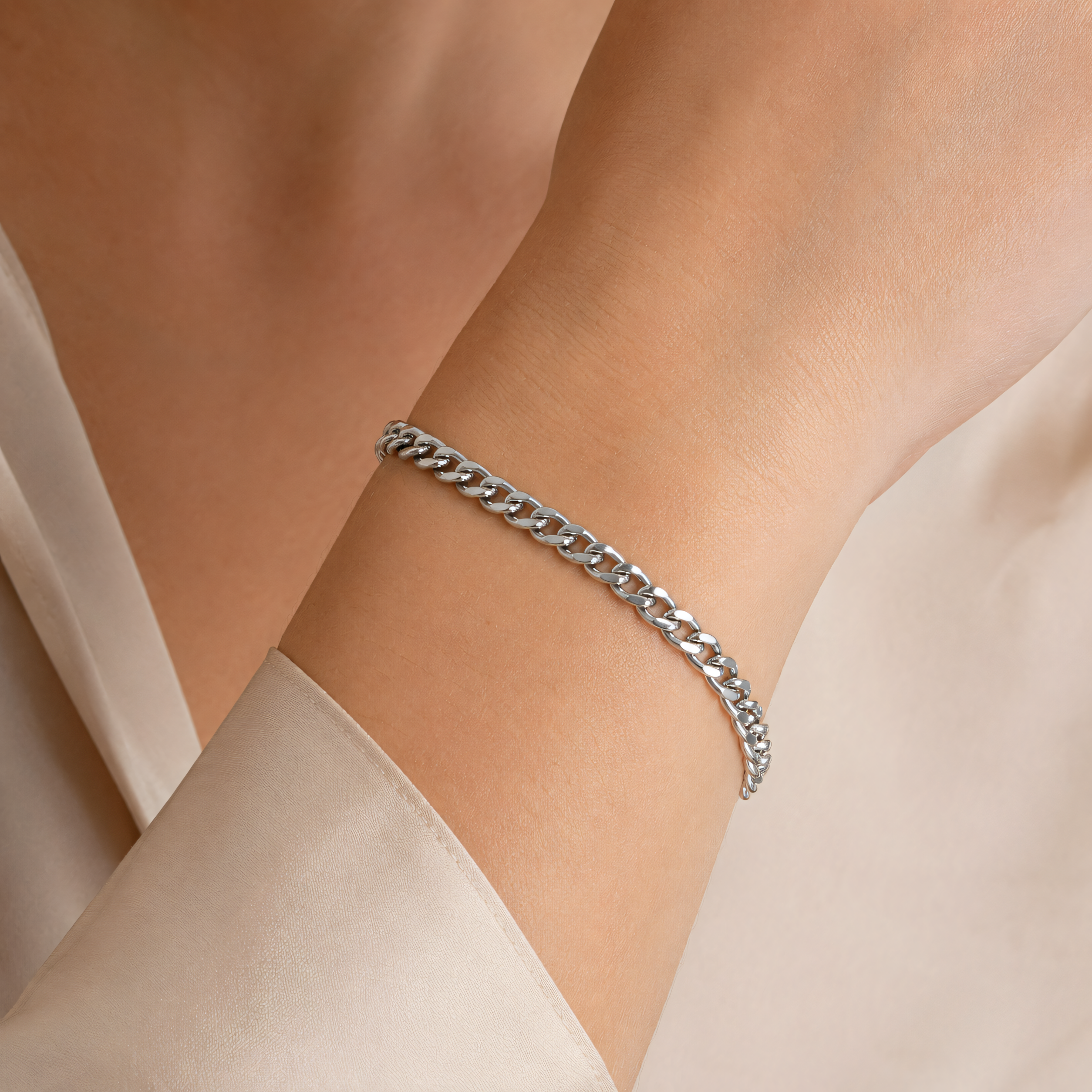 Pulsera de plata de ley 925 rodiada de cadena barbada, llevada en la muñeca